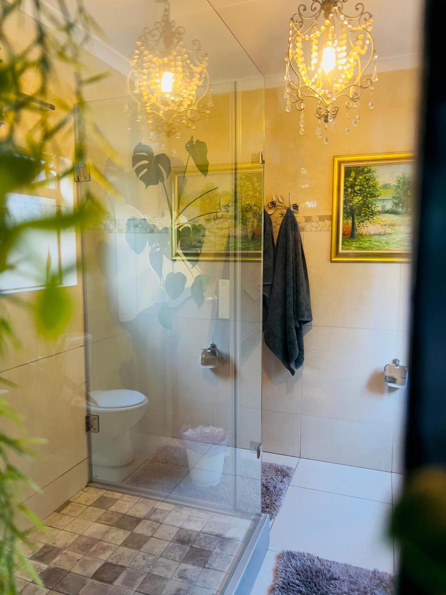 Art-Inspired Bedroom Close To Cbd Mosselbaai Buitenkant foto